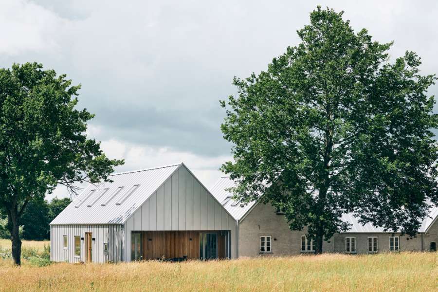 Idyllic property, clad in Nordic Click Seam 475 on the roof and façade